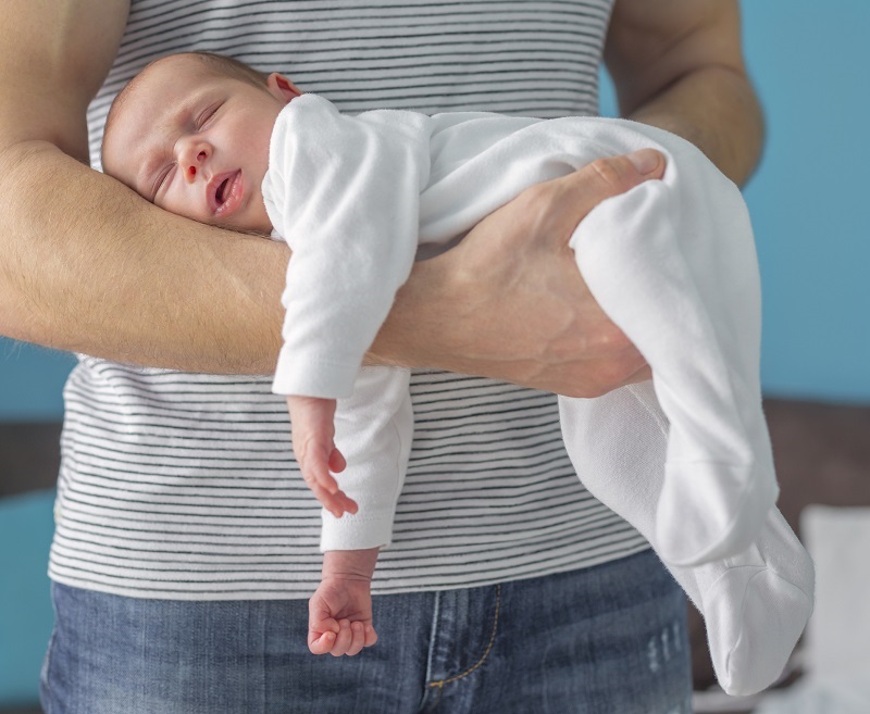 Le père et son enfant dans l'image montrent une position adaptée pour faciliter le passage des gaz.