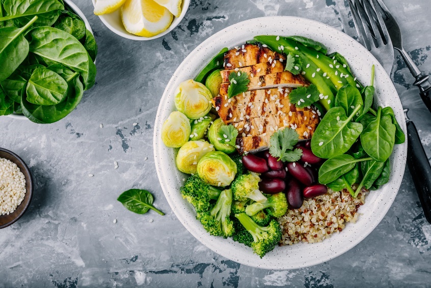 Exemple de repas principal complet : poulet maigre et haricots (protéines), beaucoup de légumes (fibres et nutriments), un demi-avocat (matières grasses) et du quinoa (glucides complexes).