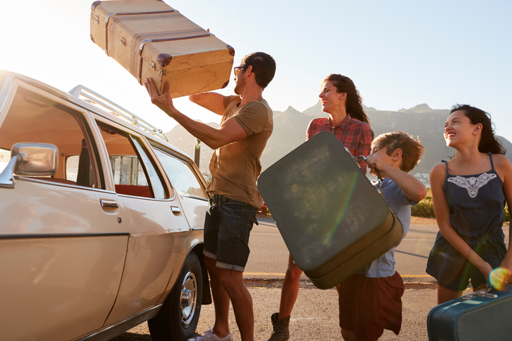 famille faisant ses valises dans la voiture avant les vacances