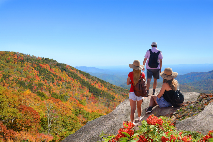 famille en voyage dans les montagnes