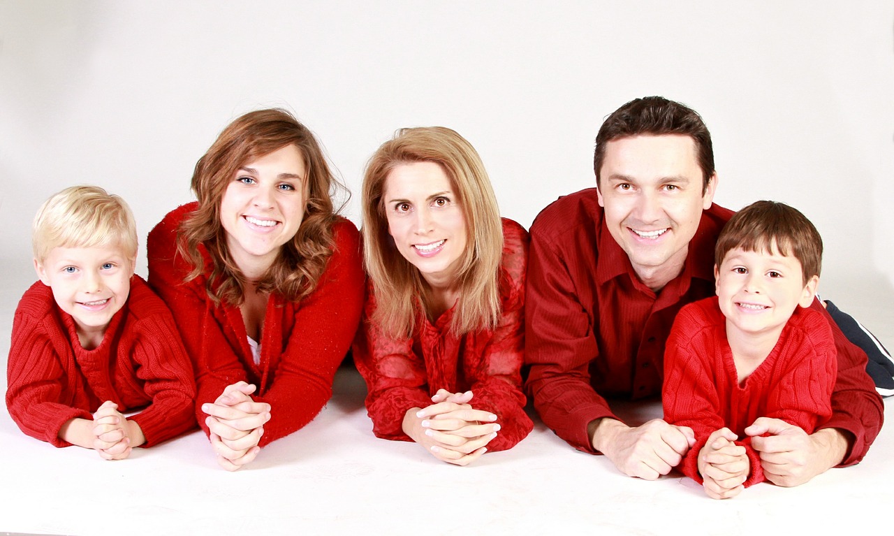 Famille, vêtements rouges, papa, maman, trois enfants, une fille et deux garçons