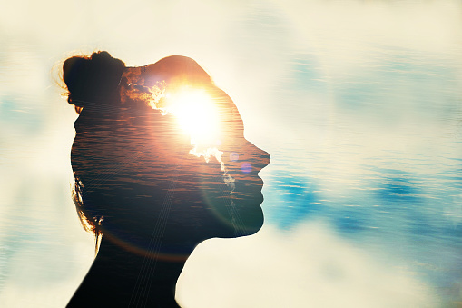 silhouette d'une femme de profil au lever du soleil