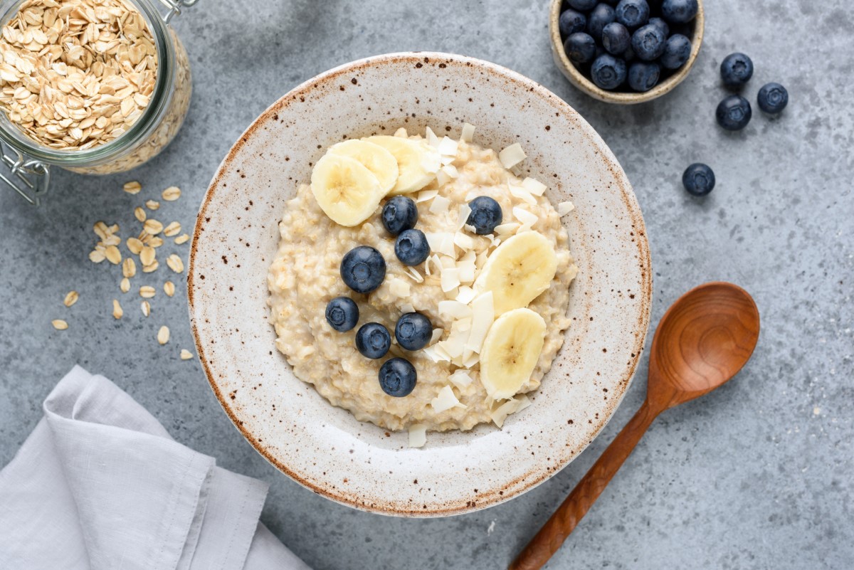 Petit-déjeuner sucré : porridge protéiné avec des fruits frais et de la noix de coco