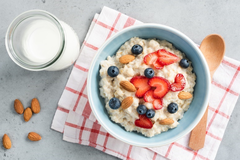 Exemple de petit-déjeuner sucré : pudding/porridge protéiné avec des fruits frais et une petite quantité de noix/graines.