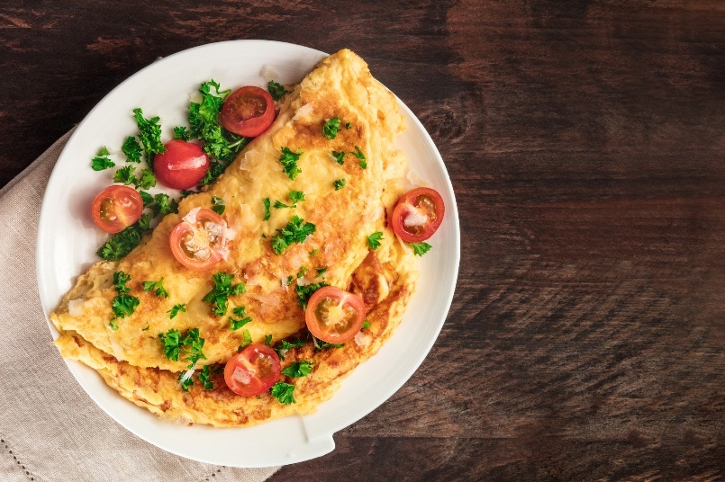 Exemple de petit-déjeuner salé : omelette aux herbes et aux légumes frais