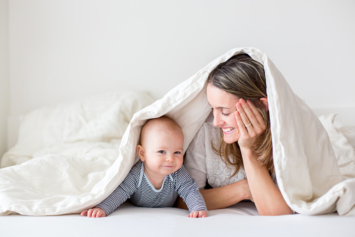 Enfant riant avec sa mère sous le palanquin