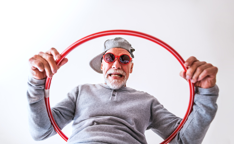 un homme plus âgé portant une casquette avec un cercle