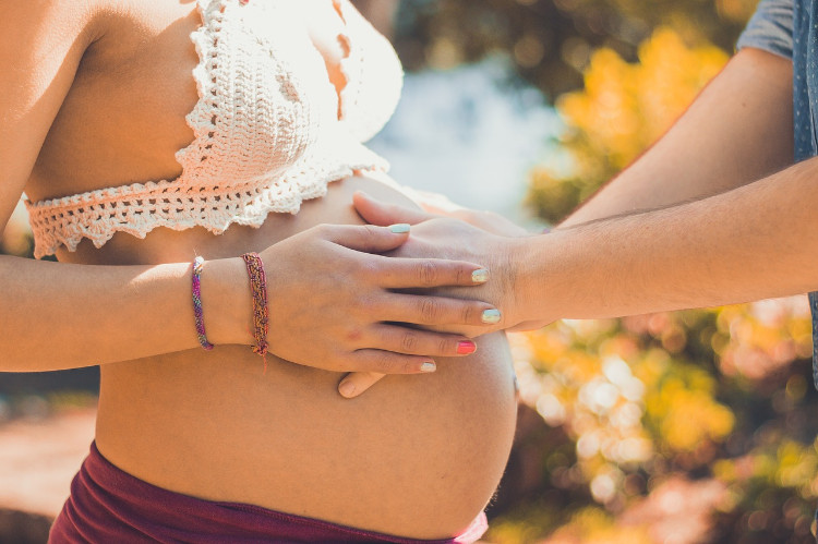 abdomen de la femme enceinte