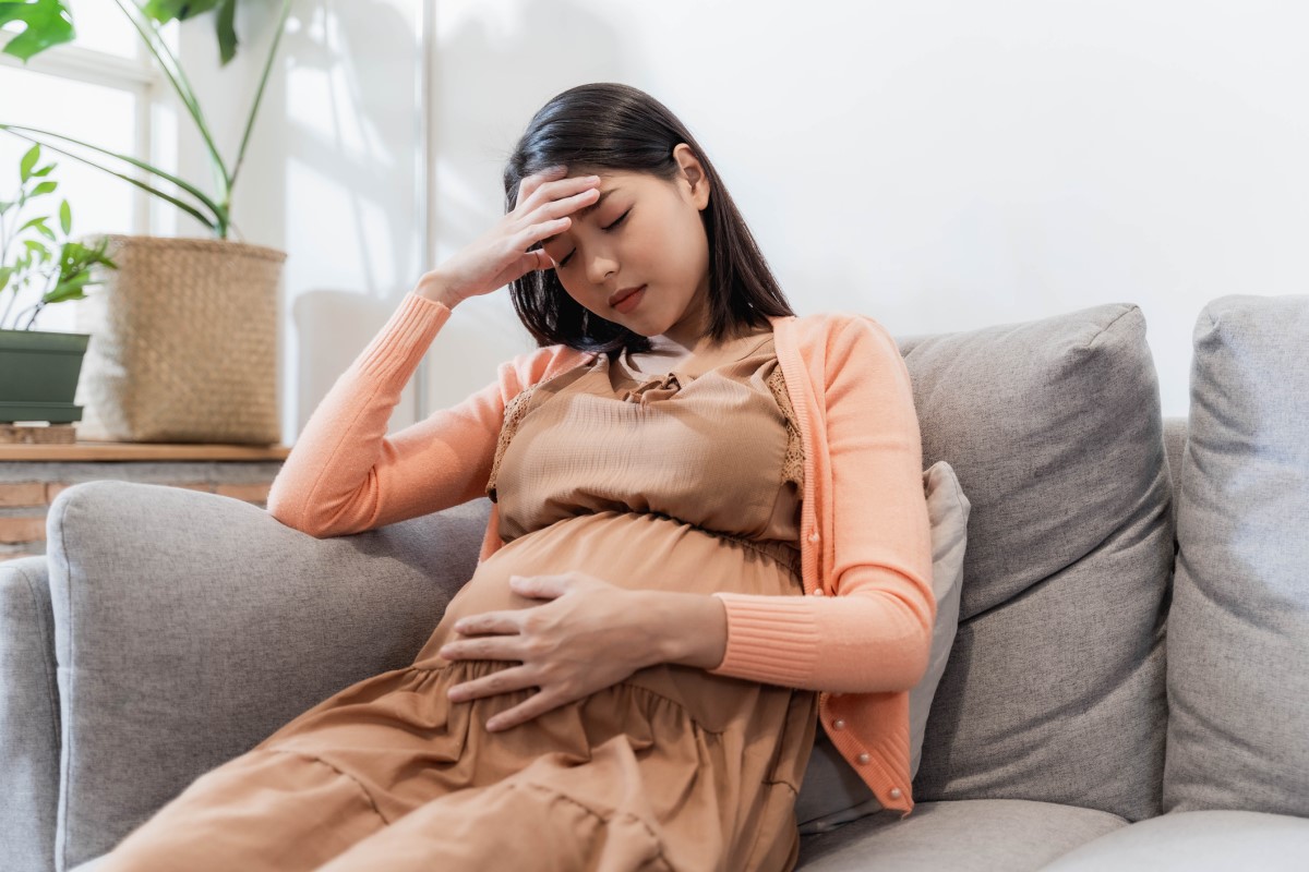 Une femme enceinte a des maux de tête