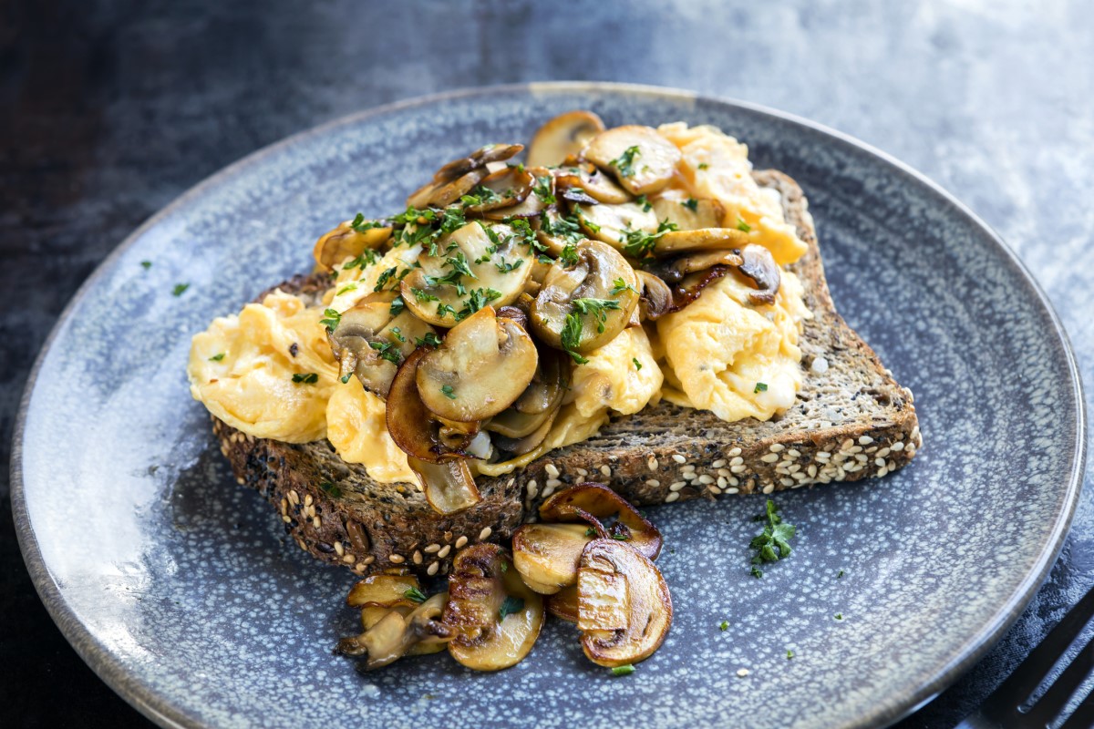 Petit-déjeuner salé : omelette aux champignons rôtis et toast complet