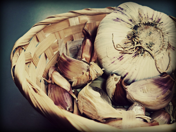 panier avec ail et clous de girofle