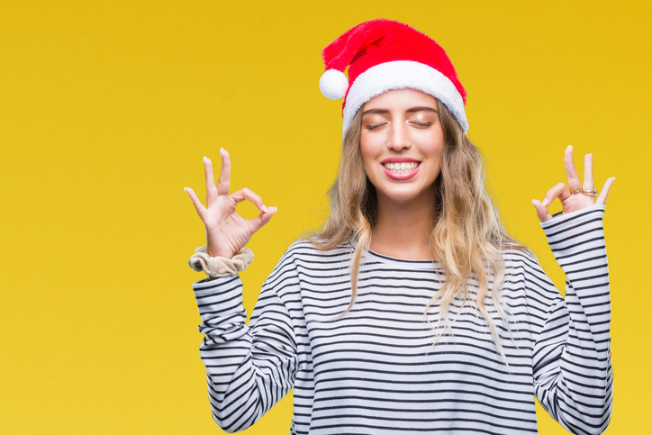 Une femme qui se détend à Noël est heureuse