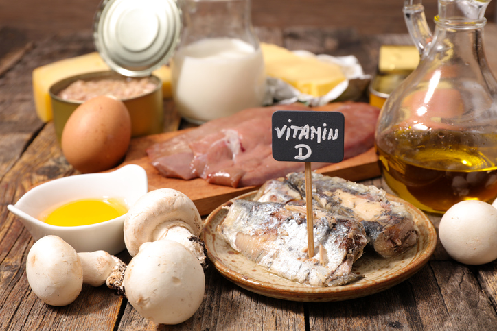 La vitamine D se trouve dans des aliments tels que le poisson, le foie, l'huile, les œufs, les champignons, les produits laitiers et le fromage.