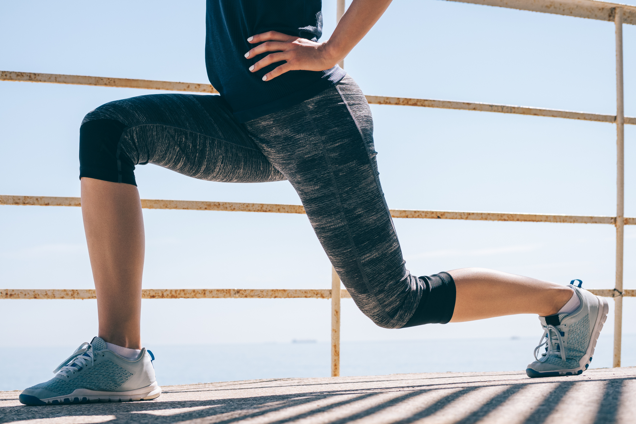 Pendant cet exercice, le genou de la jambe arrière ne doit pas toucher le sol.