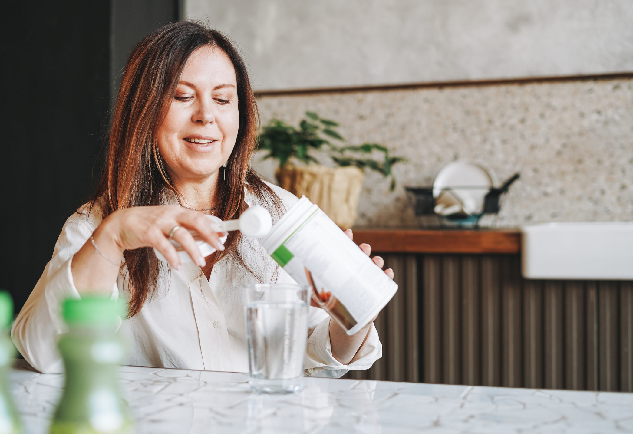 Compléments nutritionnels - la poudre et la femme qui la consomme