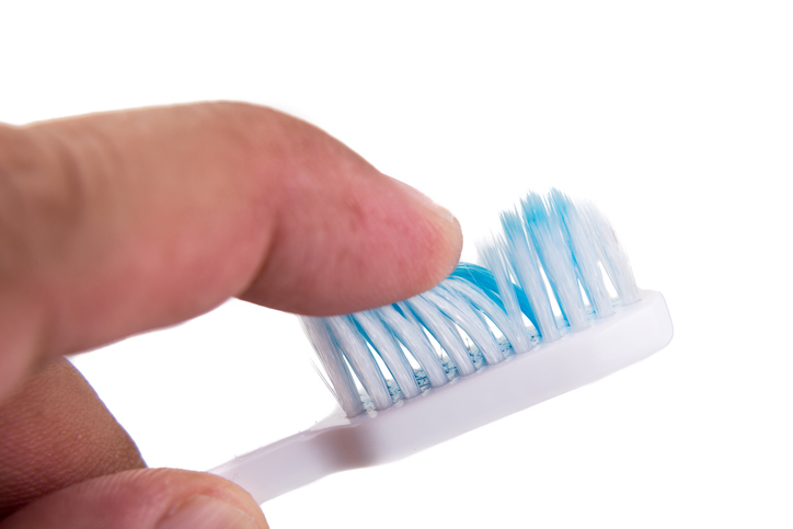 Brosse à dents, test de dureté des poils avec le doigt, l'index