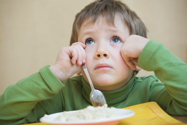 L'enfant s'assoit au-dessus de l'assiette, ne veut pas manger, présente un trouble de la déglutition dû à une inflammation de la cavité buccale.