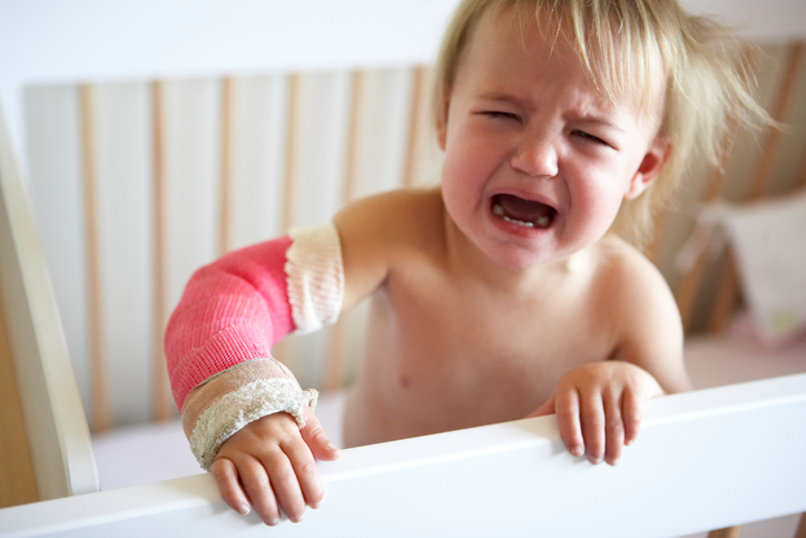 L'enfant pleure, a mal au membre supérieur, pour une fracture de l'avant-bras, le membre supérieur est fixé dans un plâtre, dans une attelle.