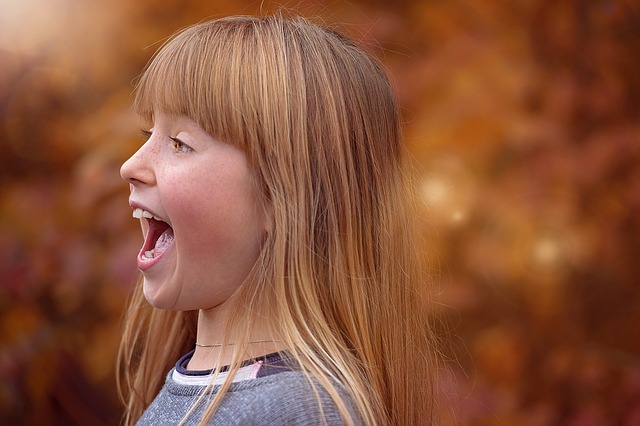 La jeune fille crie, se déchire les cordes vocales