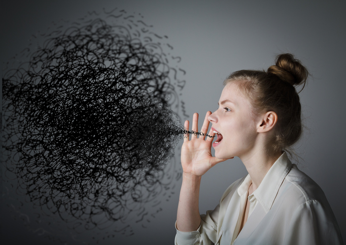 fille bouche ouverte criant exemple de trouble de l'élocution