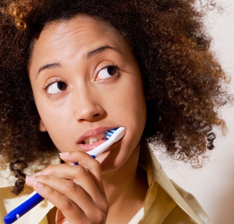 Femme se brossant les dents