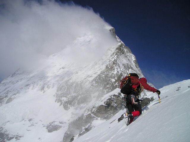 Alpiniste, montagne, neige, escalade, risque d'œdème pulmonaire de haute altitude