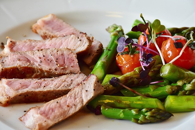 Viande, légumes, assiette