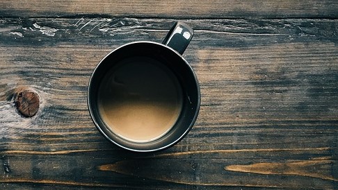 café dans une tasse sur la table, vue d'en haut