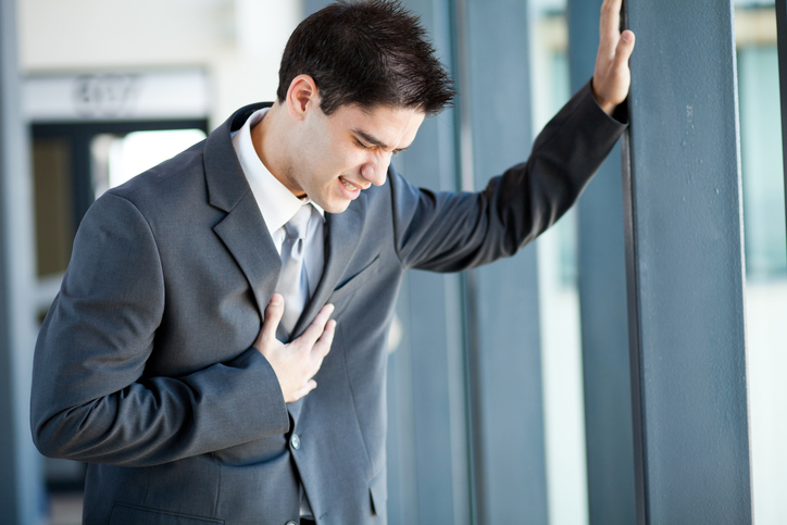 Un jeune homme, un homme d'affaires a des problèmes, des douleurs à la poitrine, peut-être une crise cardiaque ou un surmenage.