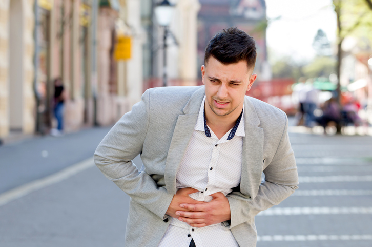 L'homme souffre de douleurs abdominales qui peuvent être aggravées par la respiration.