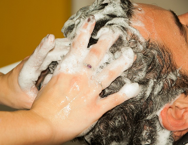 les hommes se lavent les cheveux et se font shampouiner la tête, les mains dans les cheveux