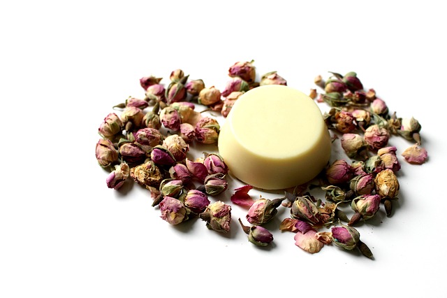 Savon naturel, fleurs séchées, soins de la peau