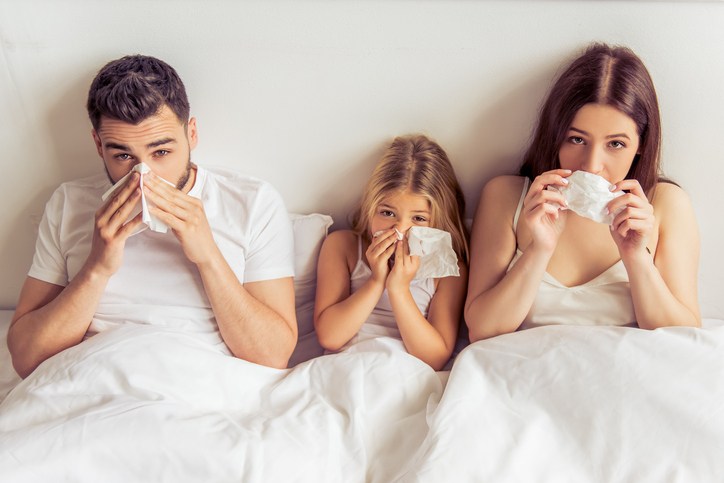 La famille, c'est-à-dire le père, la mère et la fille sont couchés dans leur lit, ils ont le nez plein, ils sont enrhumés, à cause d'une maladie, par exemple la grippe.