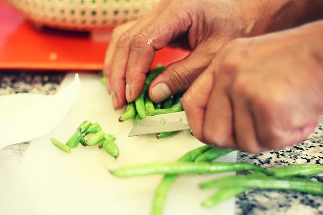 Homme, doigts, légume, couteau, planche à découper. Risque de blessure lors de la découpe. Douleur transmise par la fibre nerveuse lors de la découpe d'une plaie.