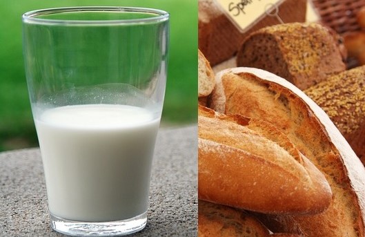 un verre de lait de vache et diverses pâtisseries