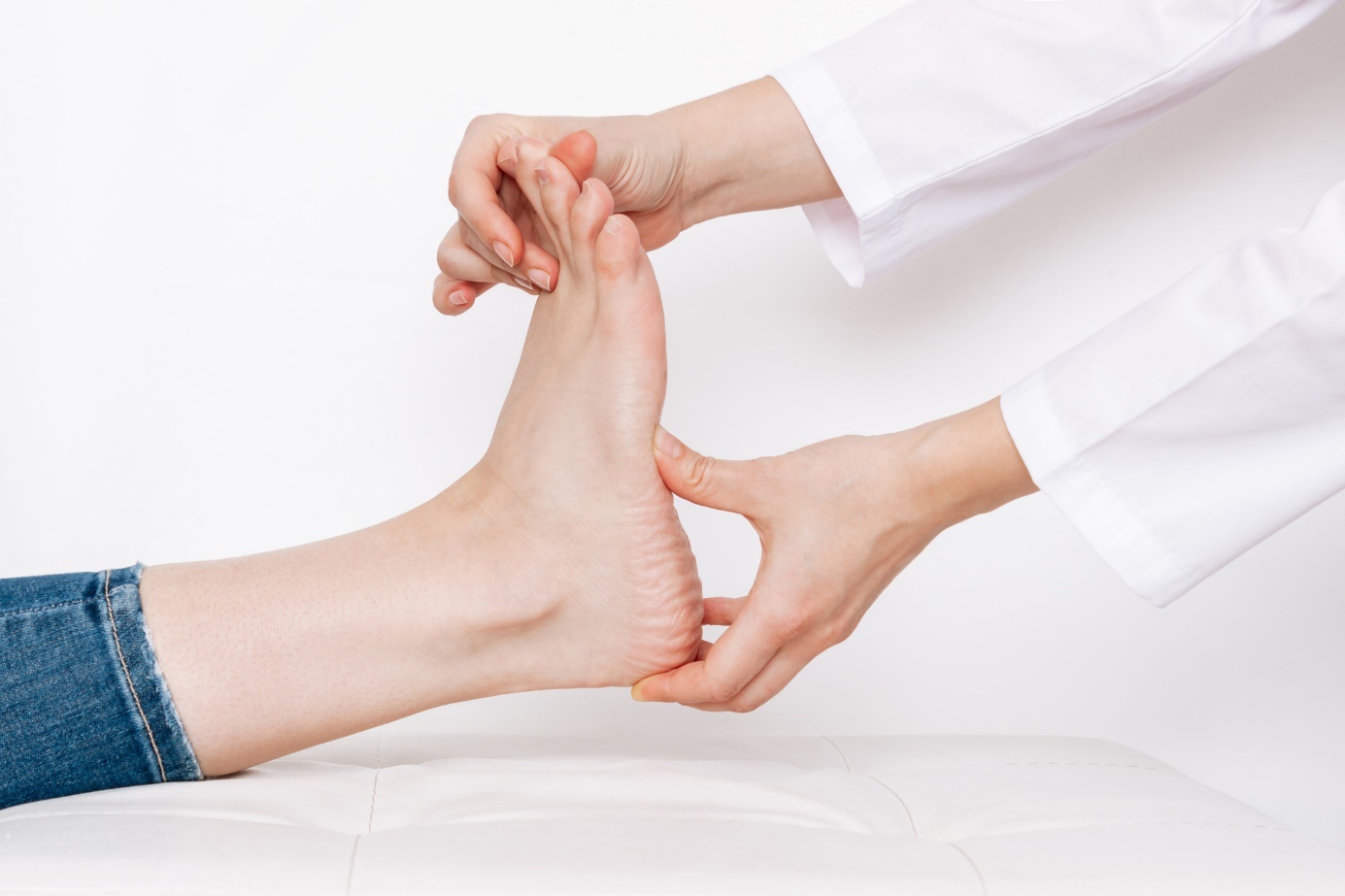 Pieds plats quelles sont les causes et les symptômes ? Comment les soulager ? Symptôme