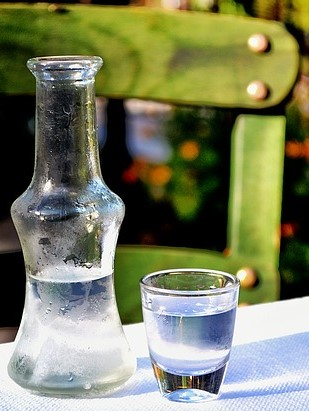 Bouteille et verre d'alcool fort, brandy maison