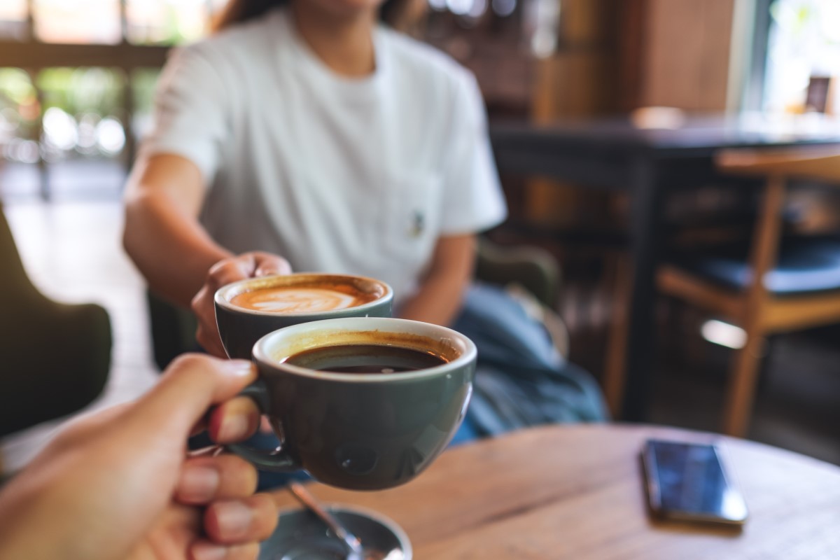 Se détendre et prendre un café avec un être cher