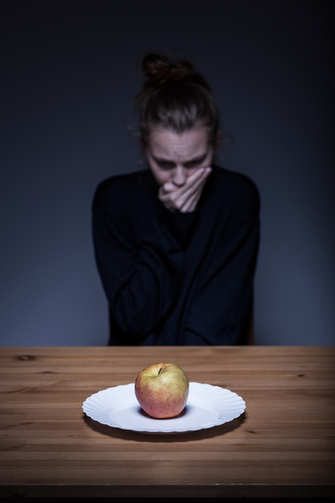 Une femme refuse de manger, il y a une pomme dans l'assiette, c'est dégoûtant.