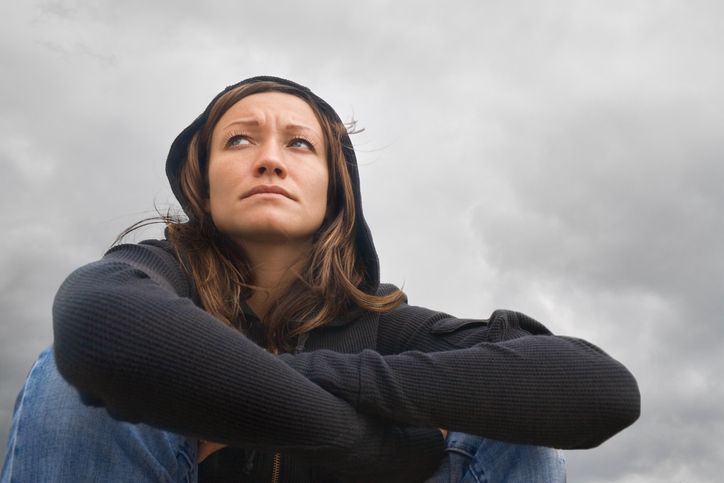 Femme assise, humeur dépressive, temps nuageux