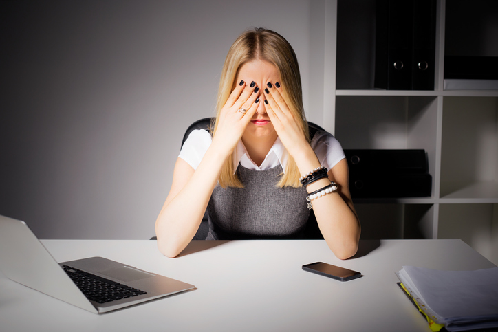 Une femme a les yeux fatigués, un long travail à l'ordinateur, le syndrome de l'œil sec