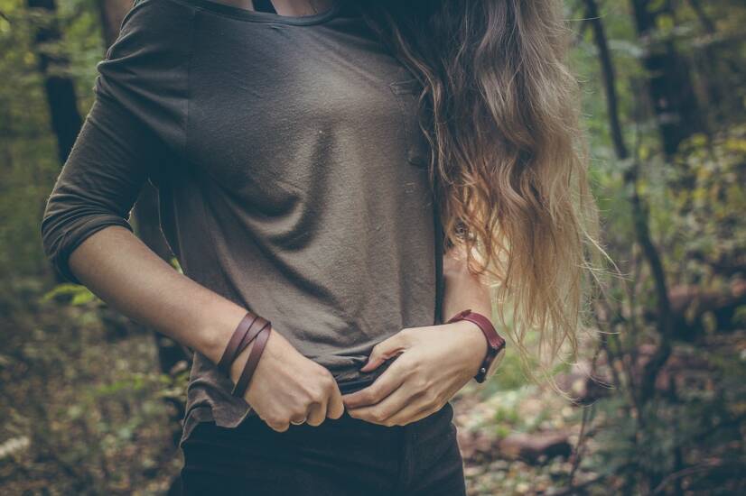 Pourquoi la douleur survient-elle du côté droit ? Sous la côte, en dessous et derrière le sacrum