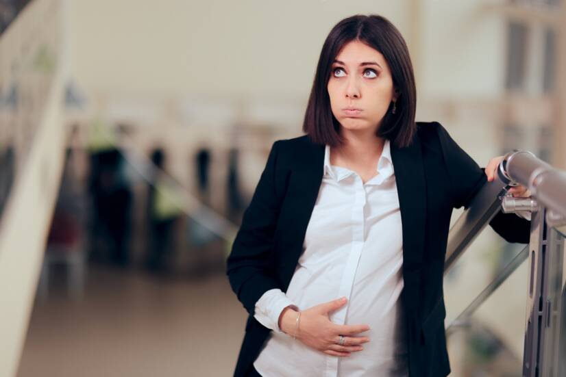 Une femme enceinte fatiguée après avoir monté les escaliers. Source : Getty Images