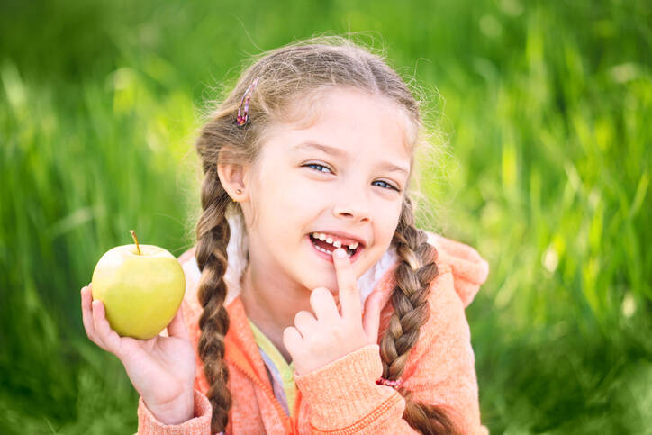 Le scellement des dents chez les enfants : a-t-il une signification et avec quoi est-il scellé ?