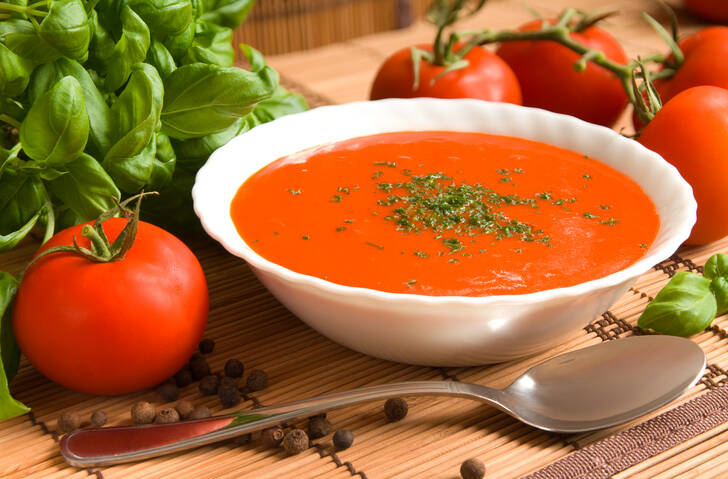 Recette pour une soupe de tomates saine et équilibrée avec des patates douces