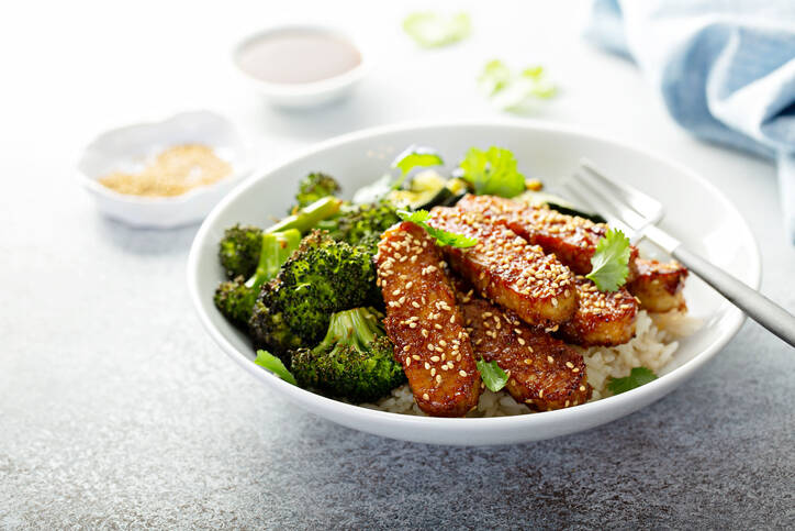 Recette de tempeh teriyaki au brocoli et au riz