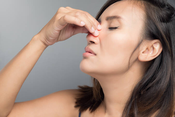 Un nez plein : quelles sont les causes d'un nez bouché aigu ou chronique ?