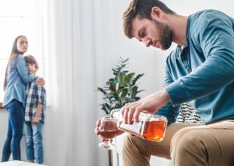 L'alcoolisme : un problème courant dans les familles ? Causes, symptômes et étapes